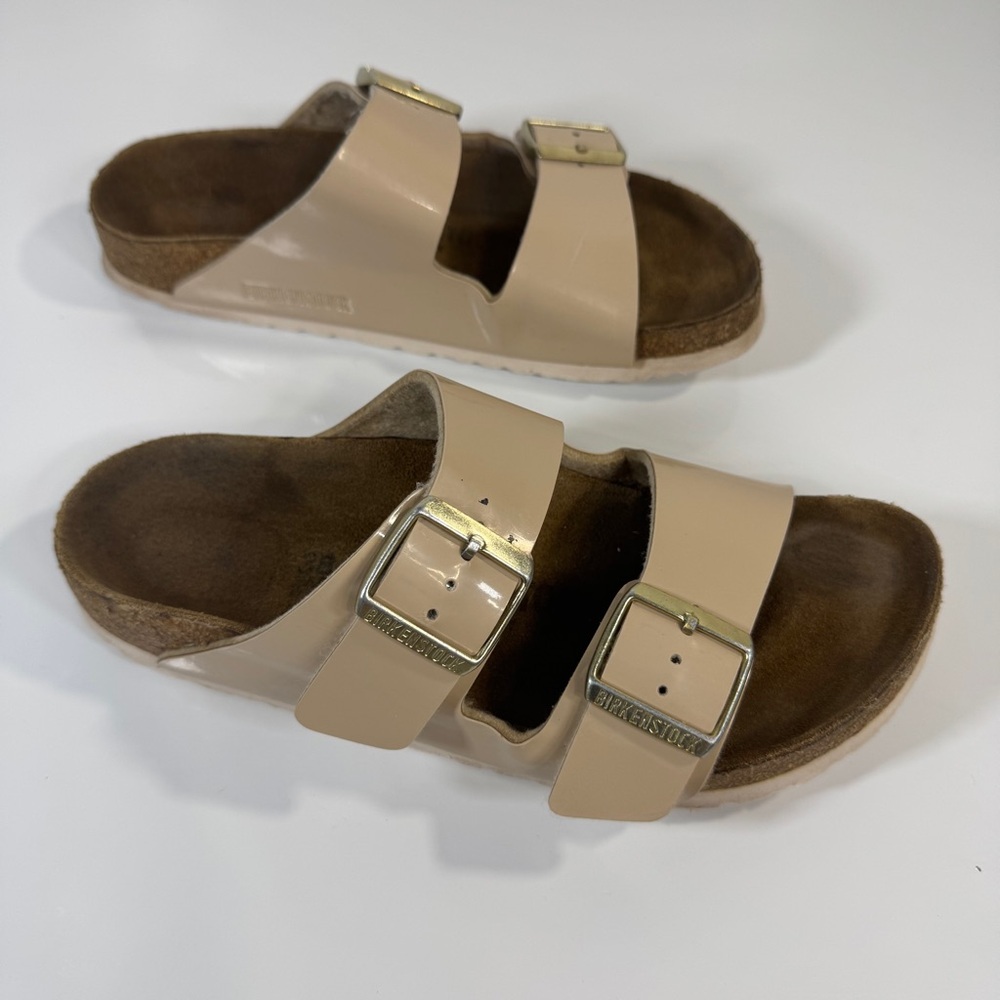 Birkenstock Arizona Patent Leather Sandals Size 38 Beige‎